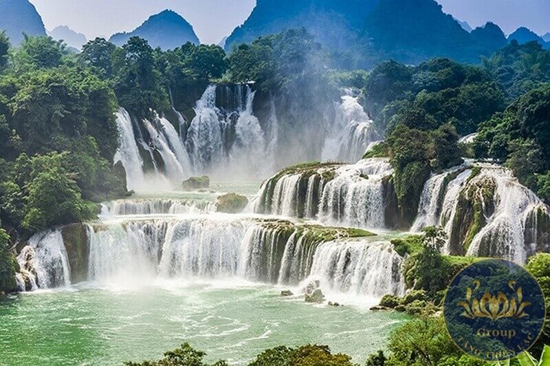 Tranh thác nước thiên nhiên hùng vĩ