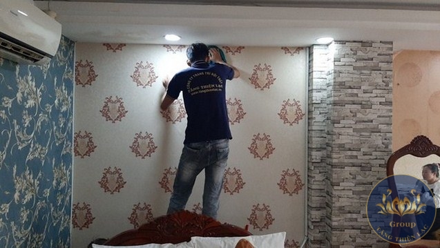 Thi công Giấy dán tường 3D phòng ngủ tại Tân Trụ Ấm Áp – Lãng Mạn – Hạnh Phúc